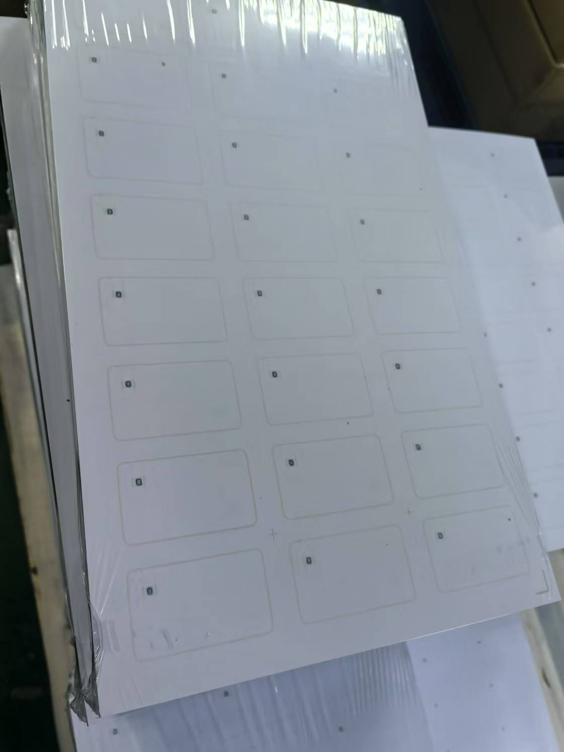 13.56MHz HF چپ PVC Inlay سمارٽ ڪارڊ شناختي ڪارڊ ٺاهڻ لاءِ